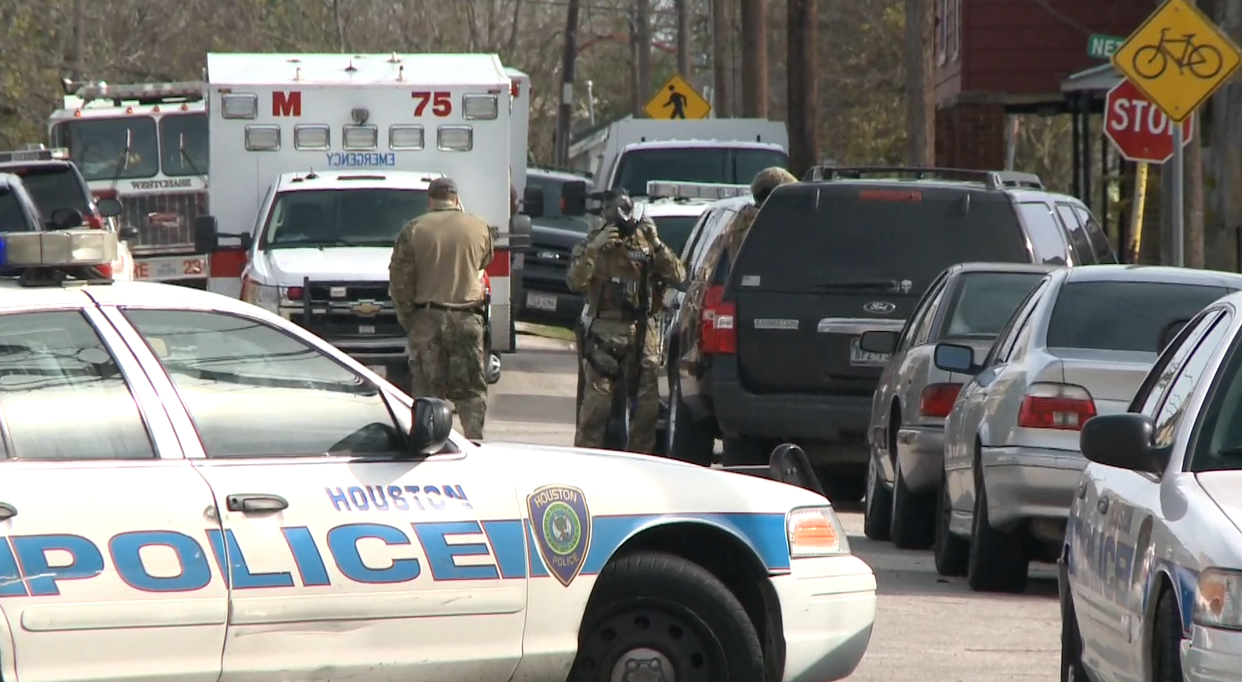 SWAT Standoff Ends When Man Jumps Out Window | Khou.com