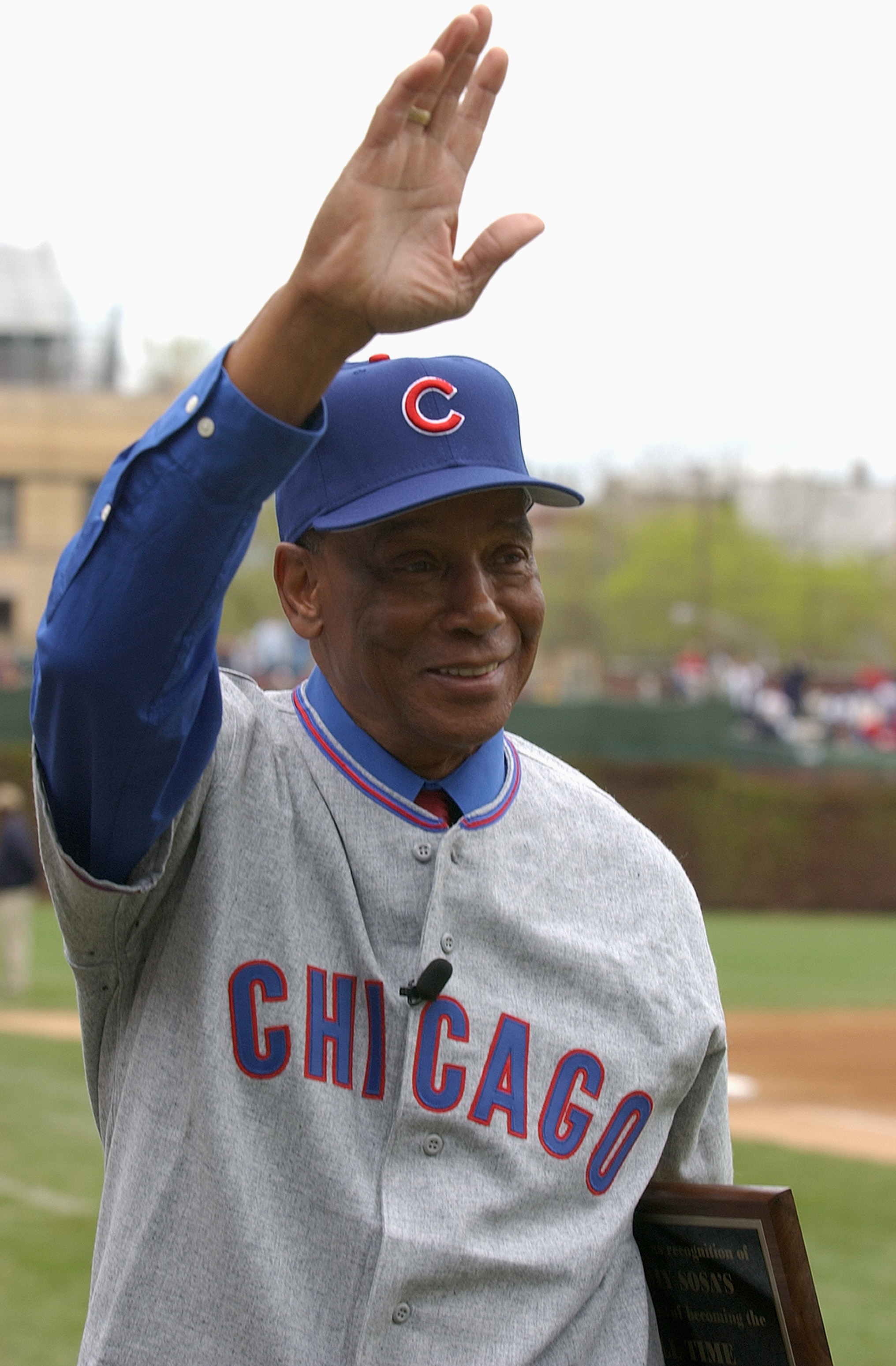 Chicago Cubs legend Ernie Banks dies at 83