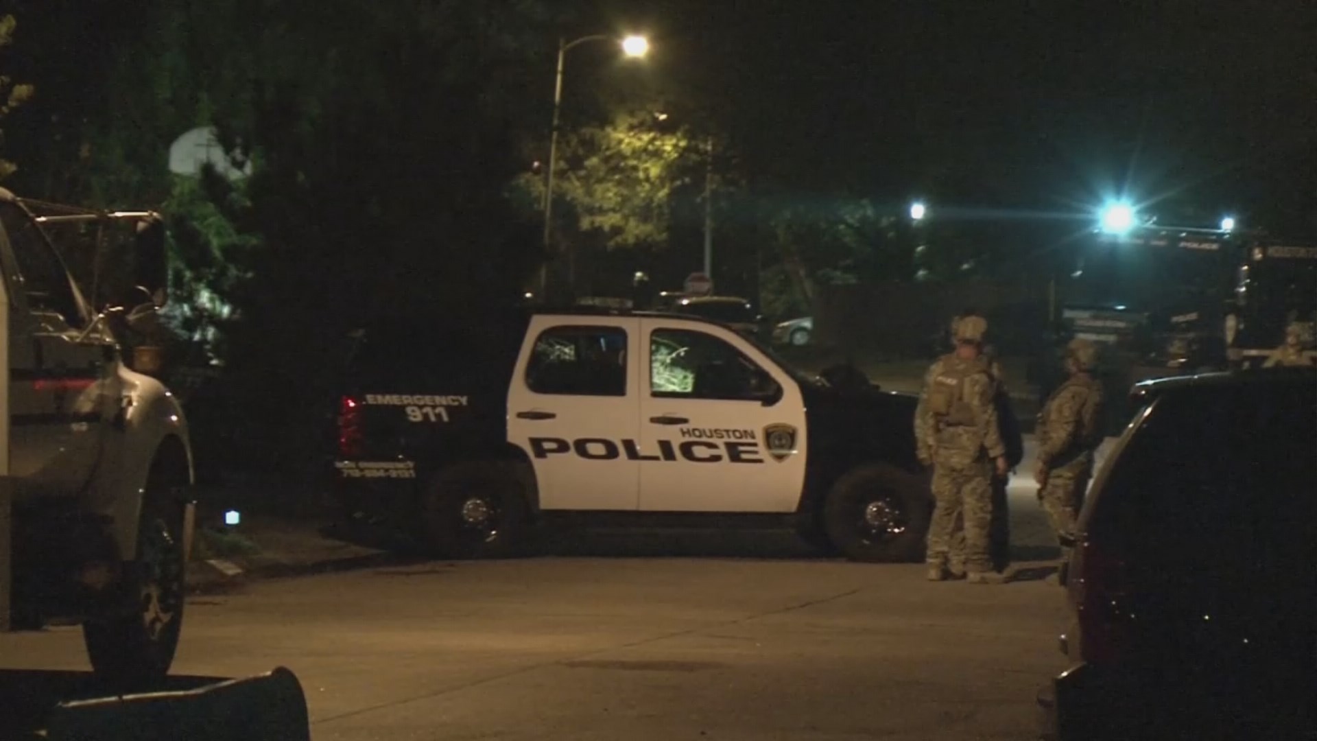 Man sneaks out as SWAT responds to SW Houston home | khou.com