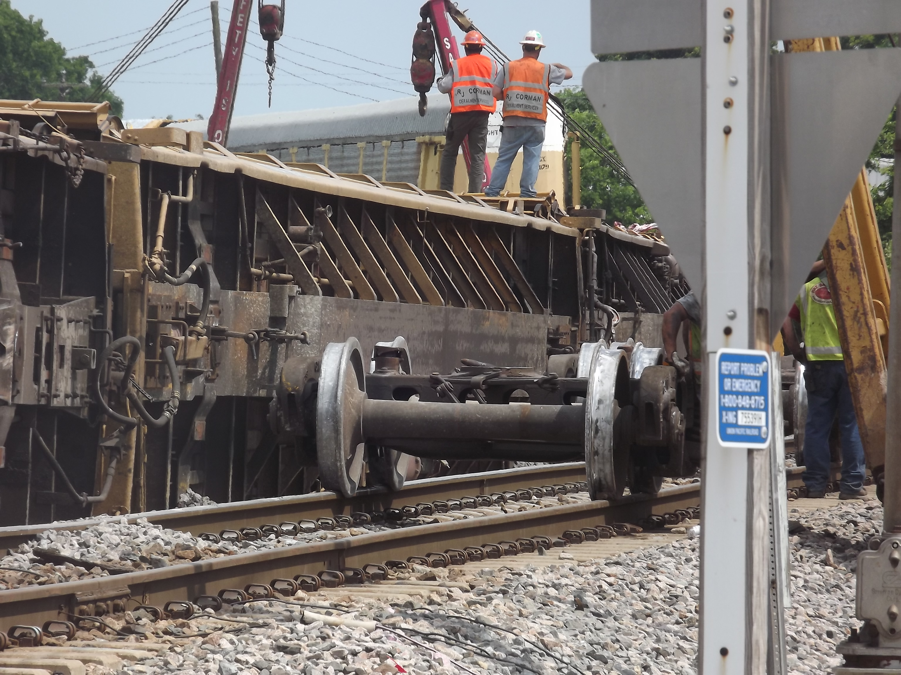 15 train cars derail in SE Houston