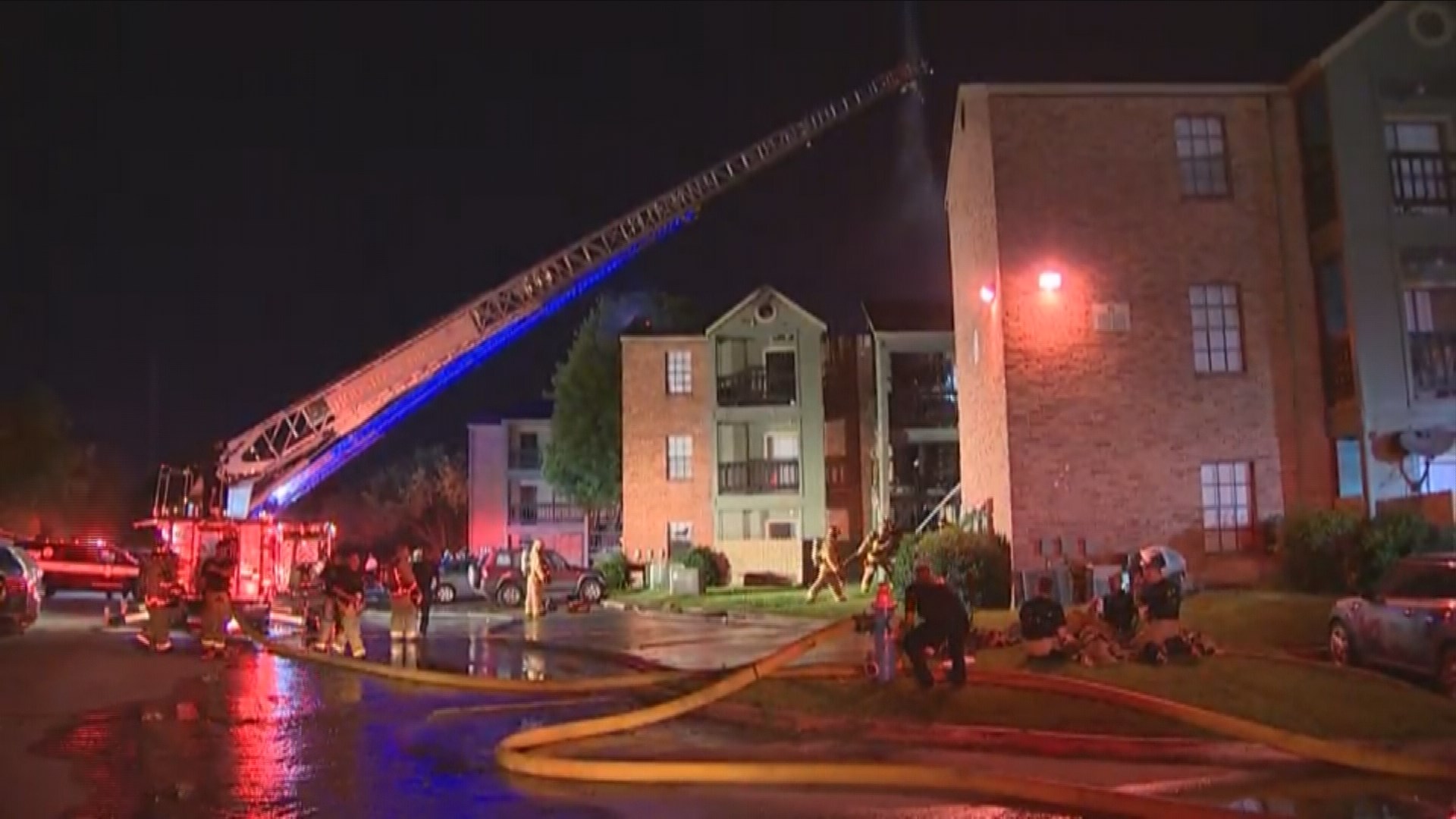 33 units destroyed in 3-alarm apartment fire | khou.com