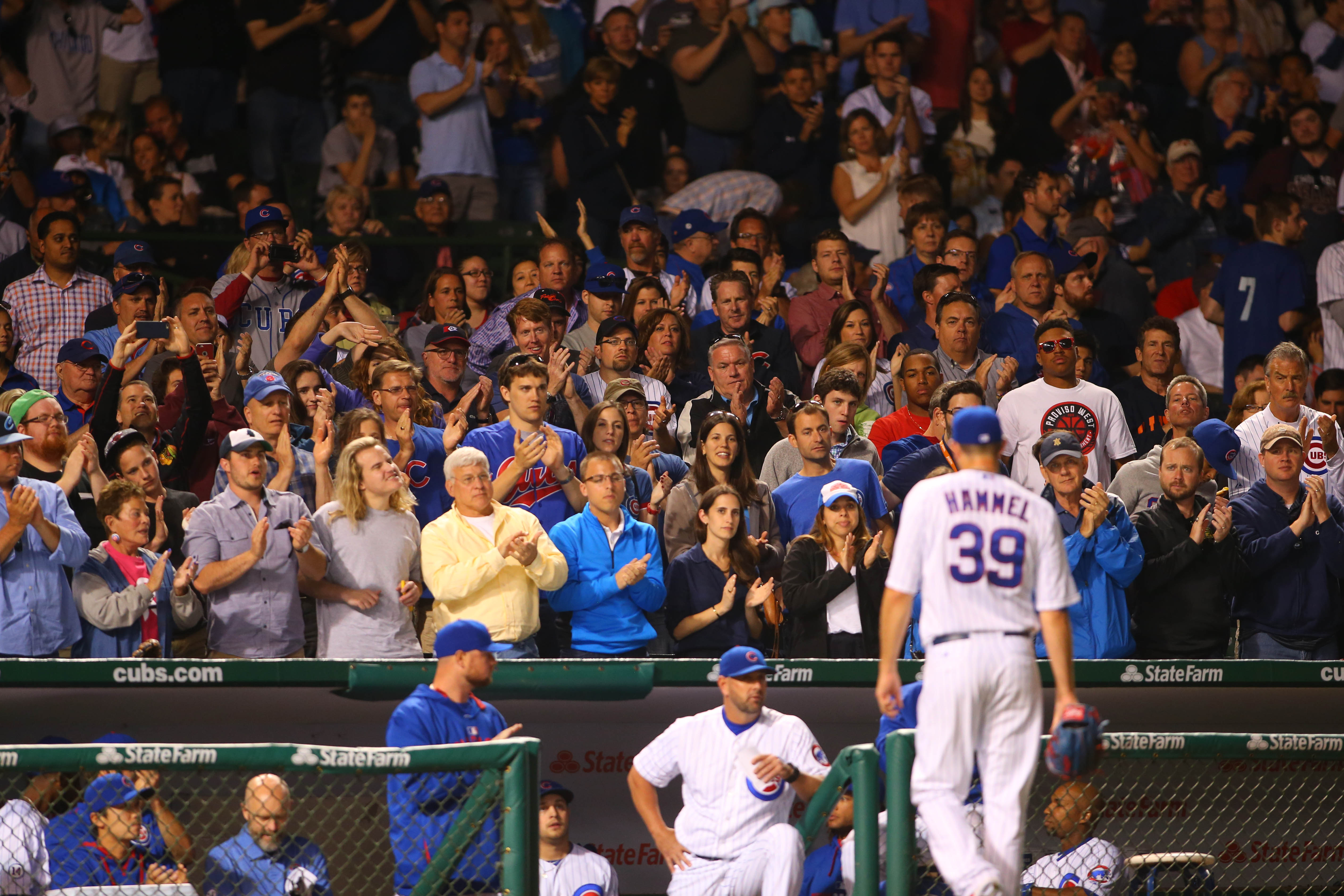 Fan makes great catch over tarp while holding baby at Cubs game