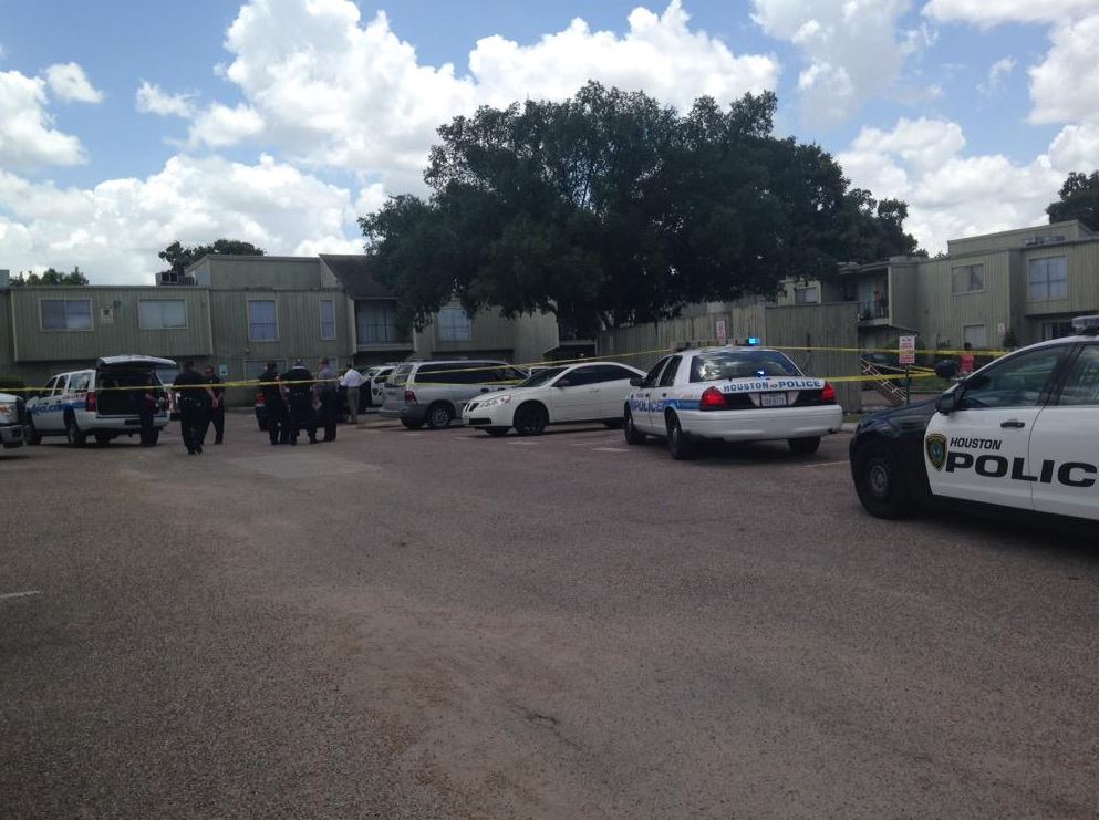 Man killed outside NW Houston apartment complex | khou.com