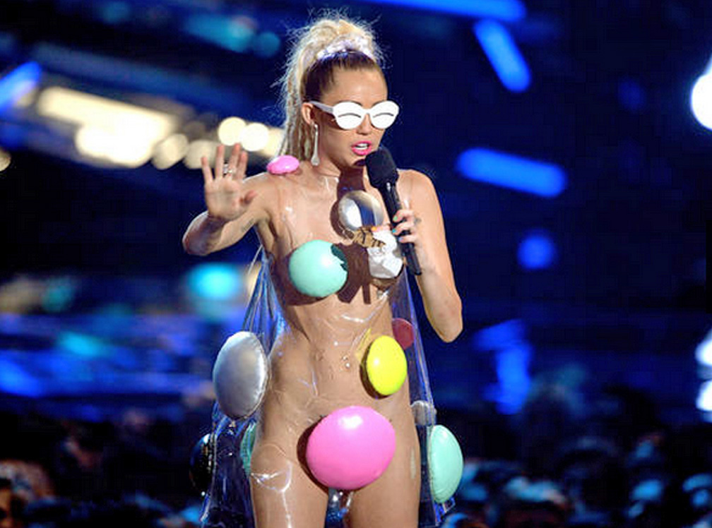 Miley Cyrus suffers wardrobe malfunction at MTV VMAs