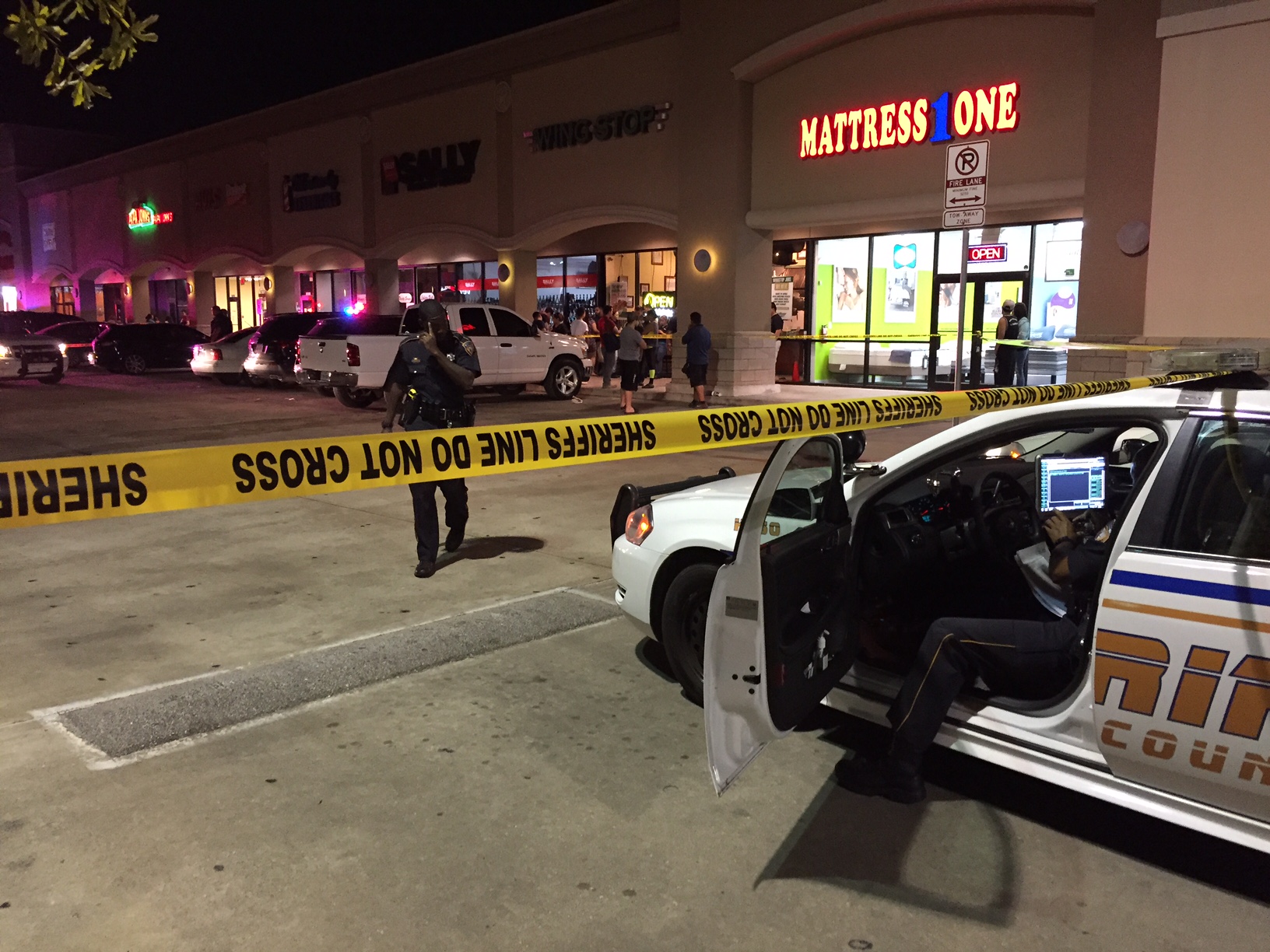 Employee shot in attempted robbery at restaurant in north Harris County ...