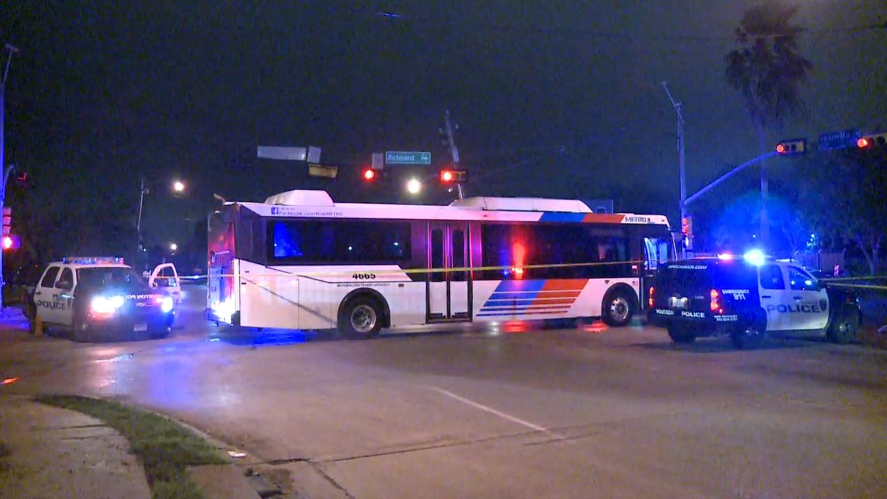 Two suspects on the run after fatally shooting man in SW Houston | khou.com