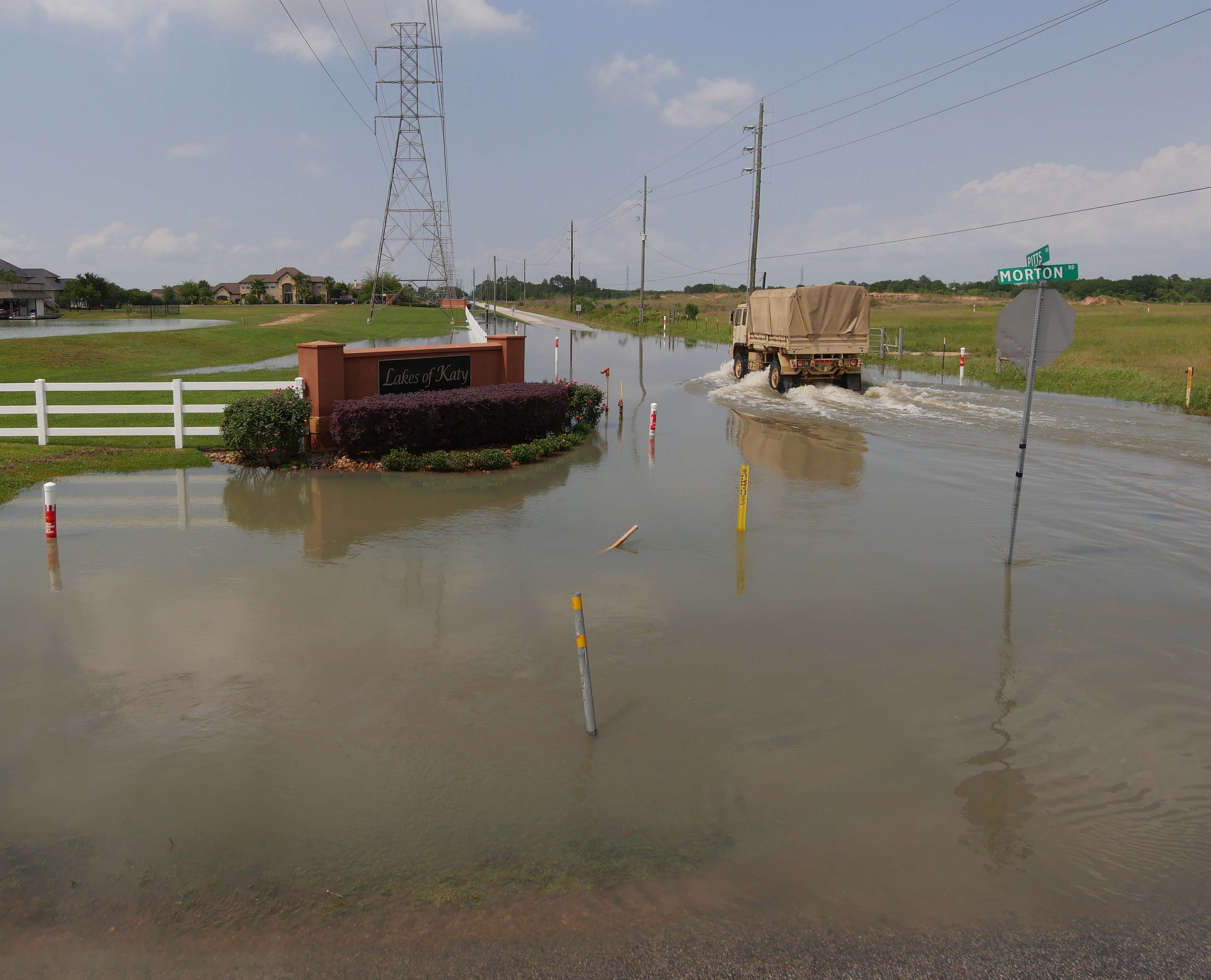 Texas Guardsmen Rescue Hundreds From SE Texas Flooding | Khou.com