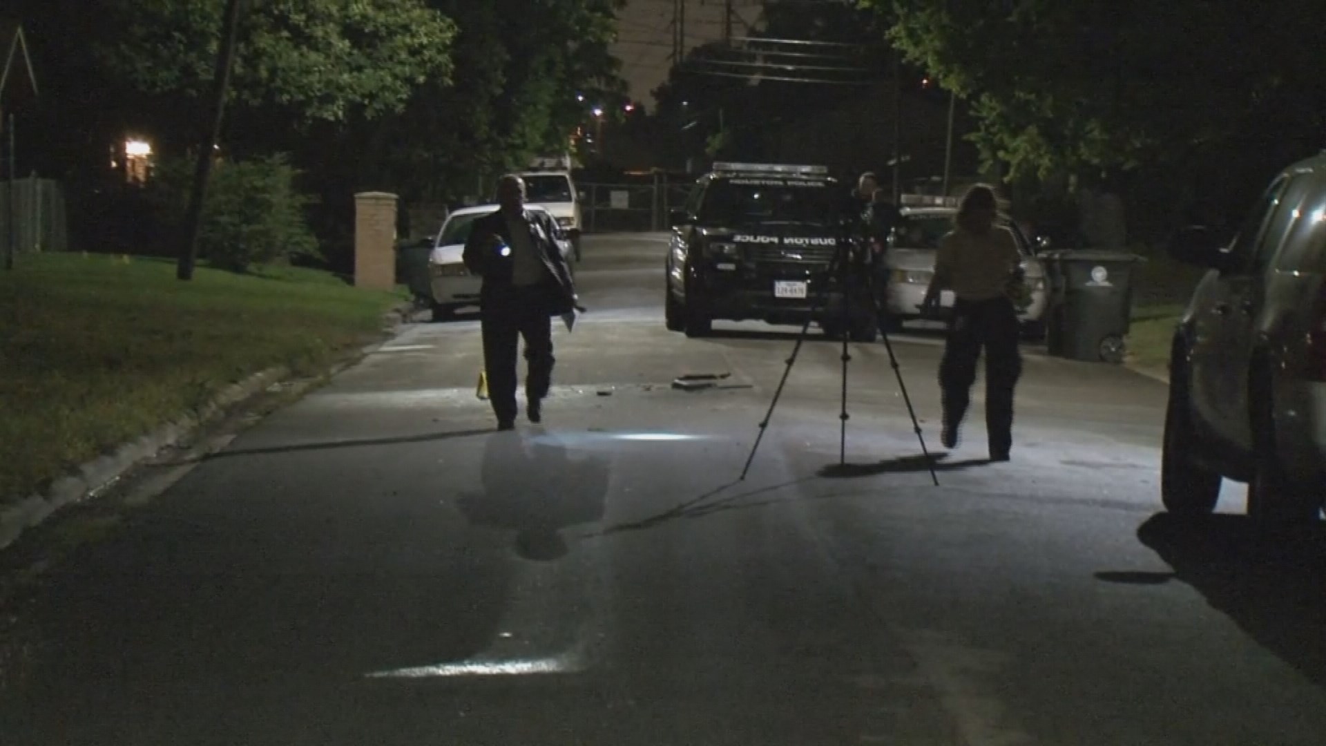 Man runs away after chase, shooting at HPD officers | khou.com