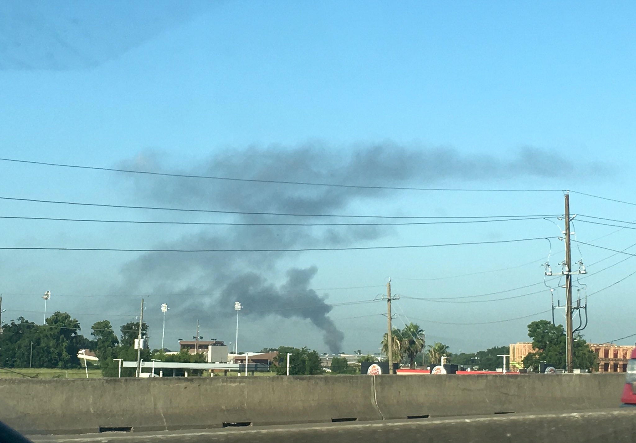 Scrap yard fire sends plume of smoke into sky over N. Houston | khou.com