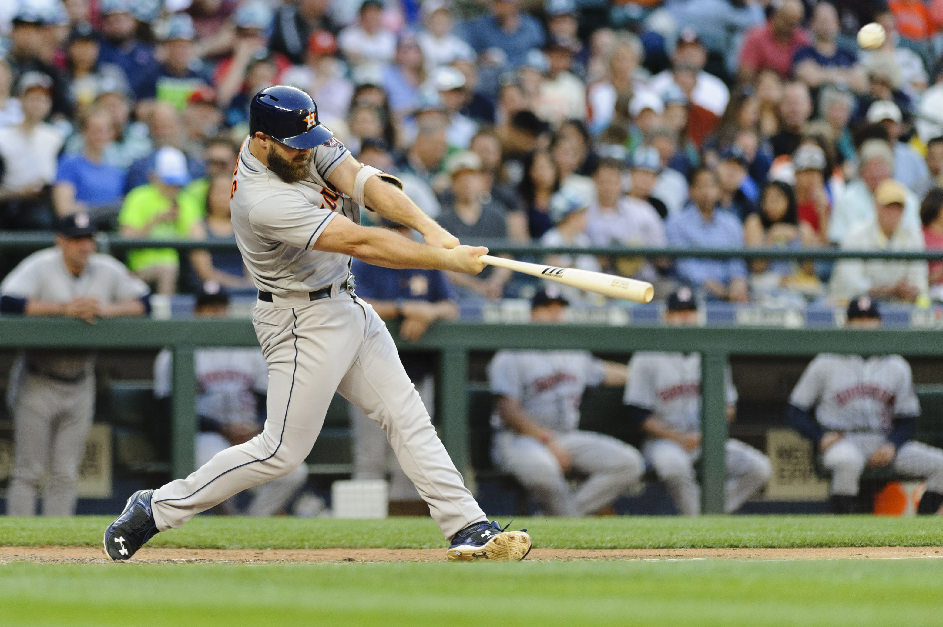 Astros' Evan Gattis hits 2 solo home runs