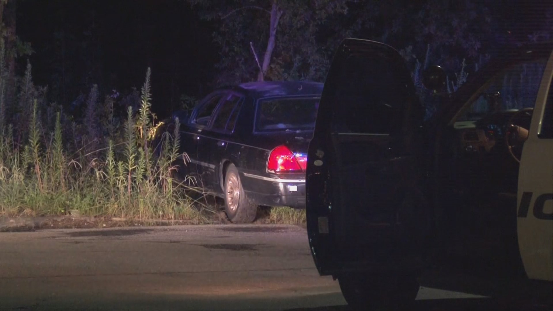 Suspect arrested, another at large after burglary, chase in SE Houston ...