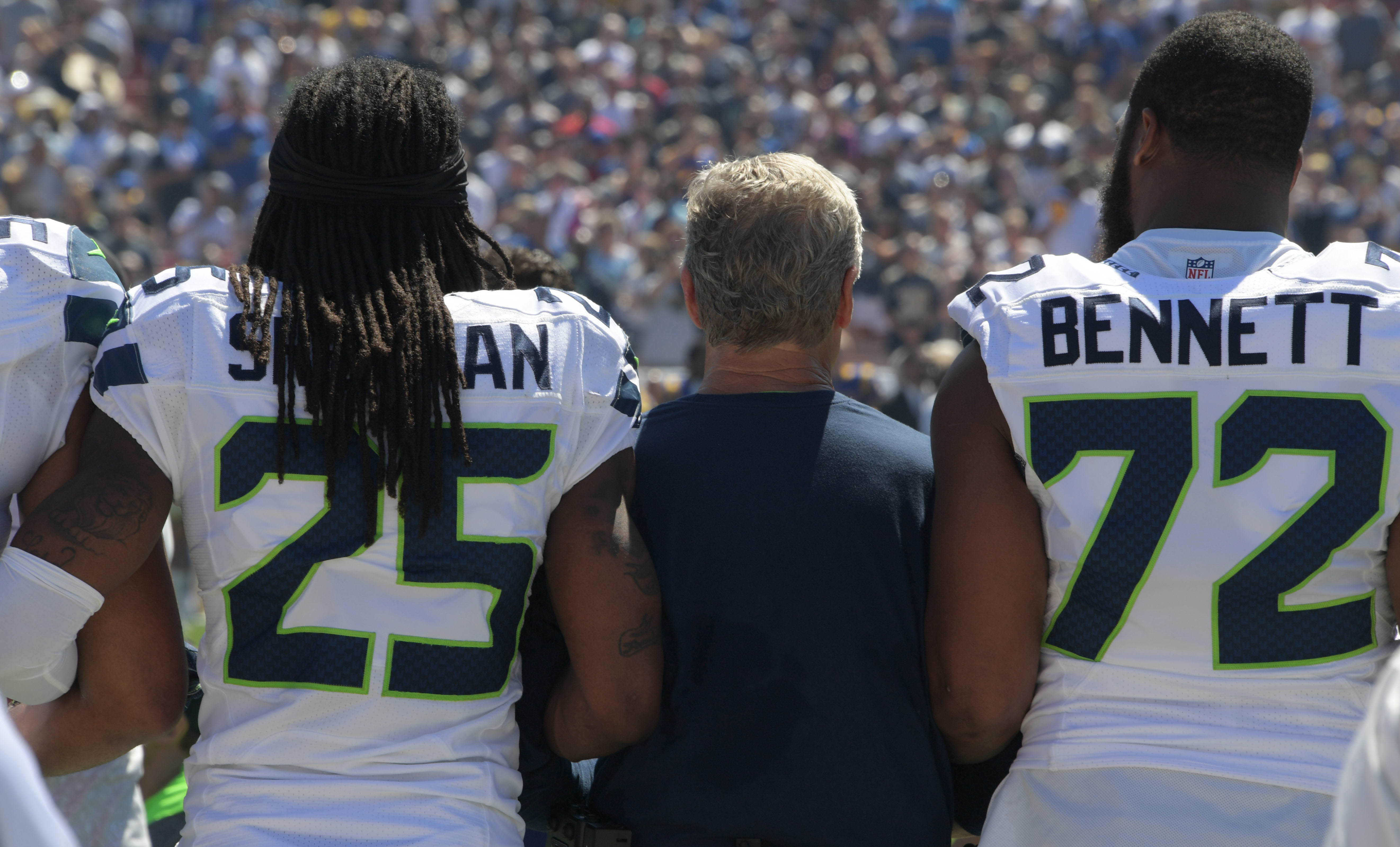 Packers TE Martellus Bennett raises fist during national anthem to