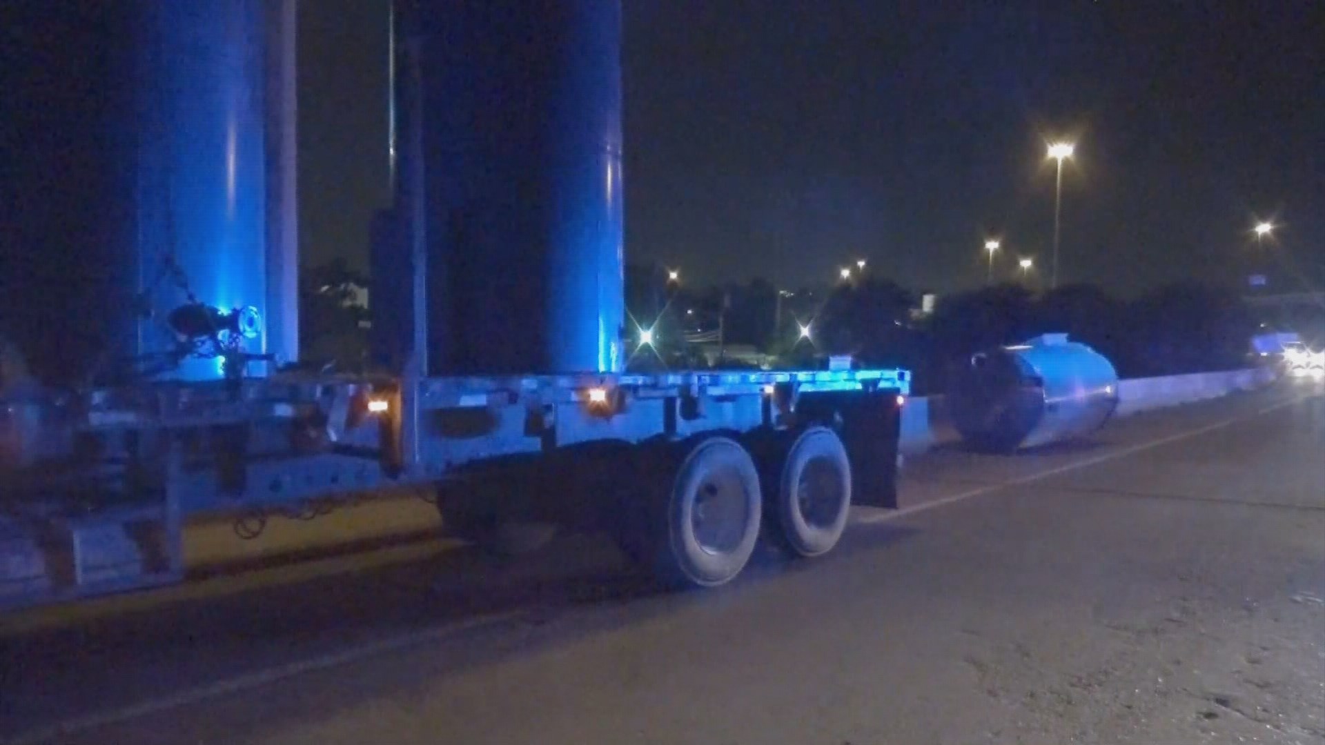 Big rig hits overpass on Katy Freeway | khou.com
