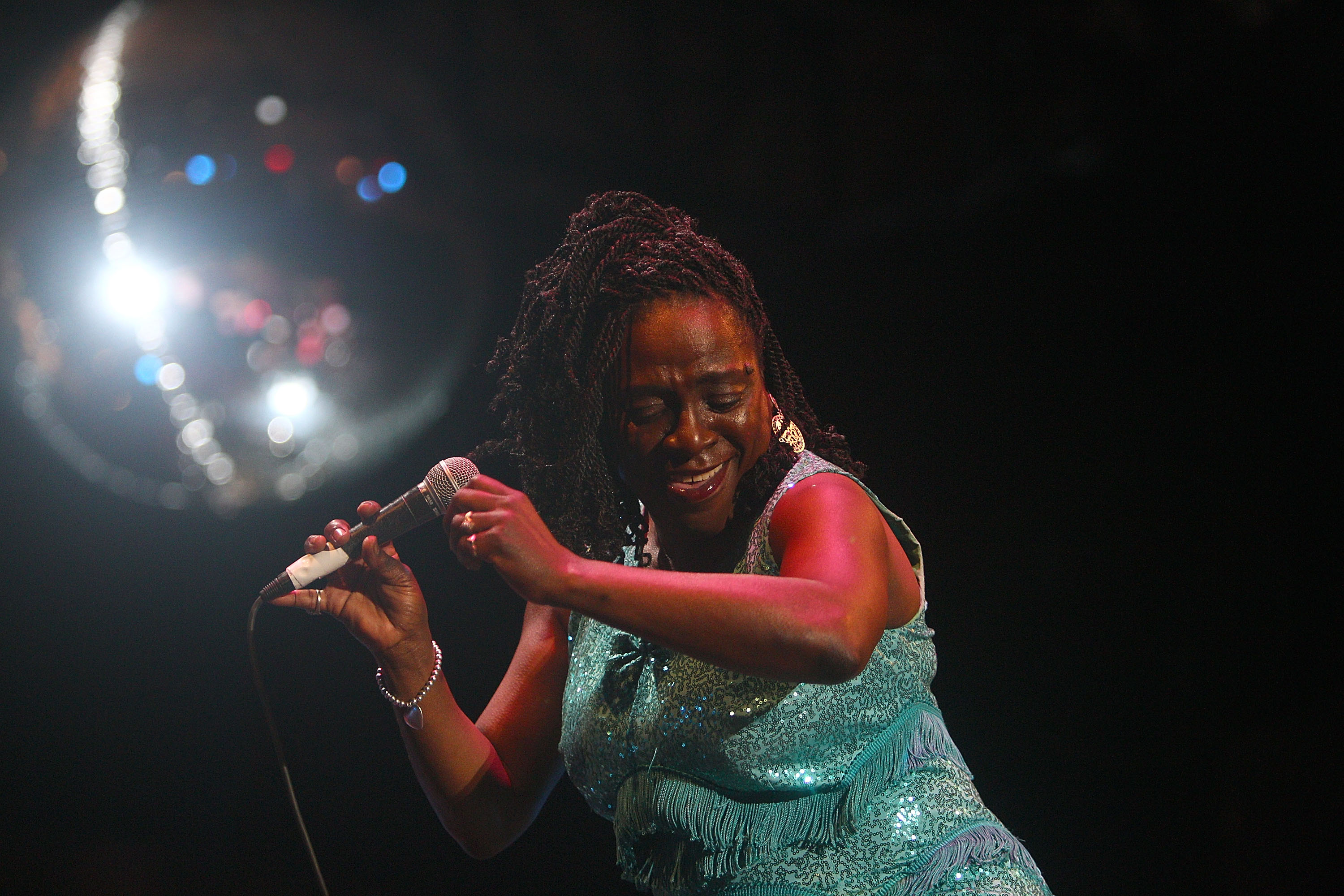 Big Voiced Dap Kings Soul Singer Sharon Jones Dies At 60 9559