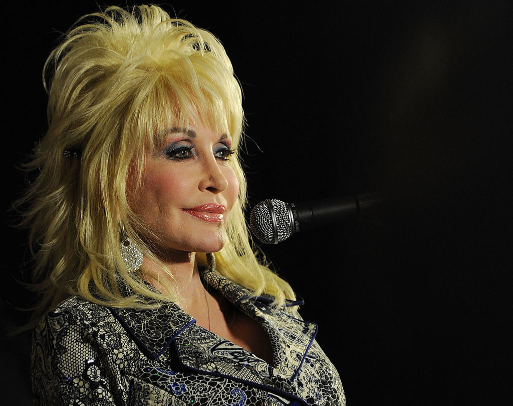 Dolly Parton Joins Fight Against Forest Fires 