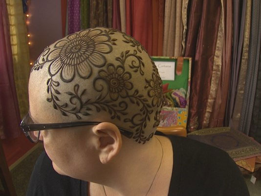 Artist creates henna crowns for cancer patients | khou.com