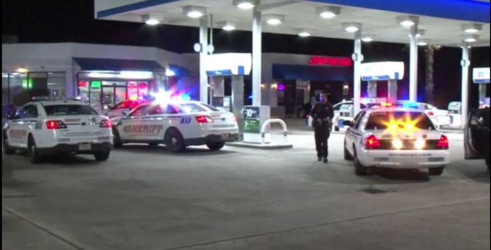 Clerk shot during armed robbery in Crosby | khou.com