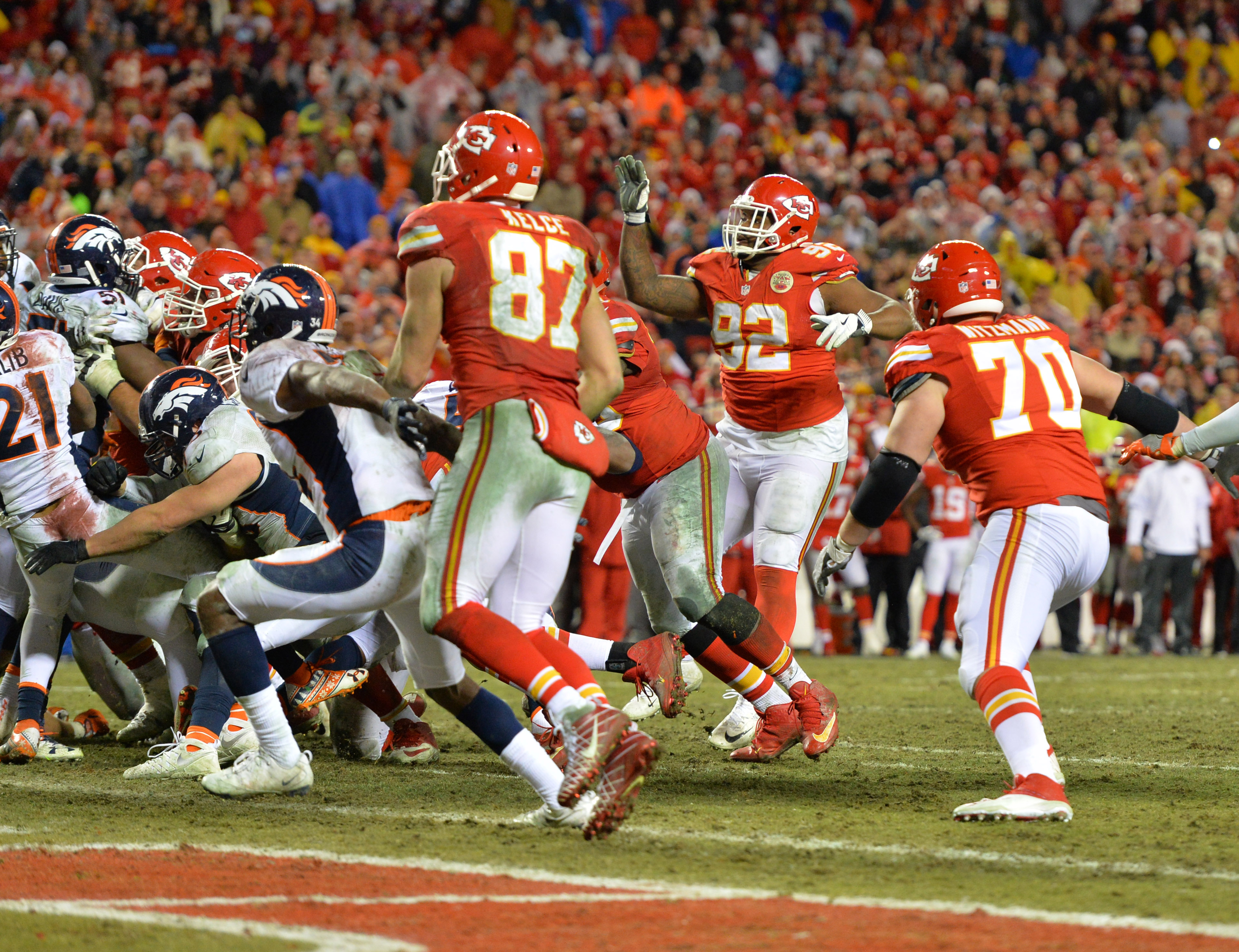 Chiefs Defensive Tackle Dontari Poe Throws a TD!