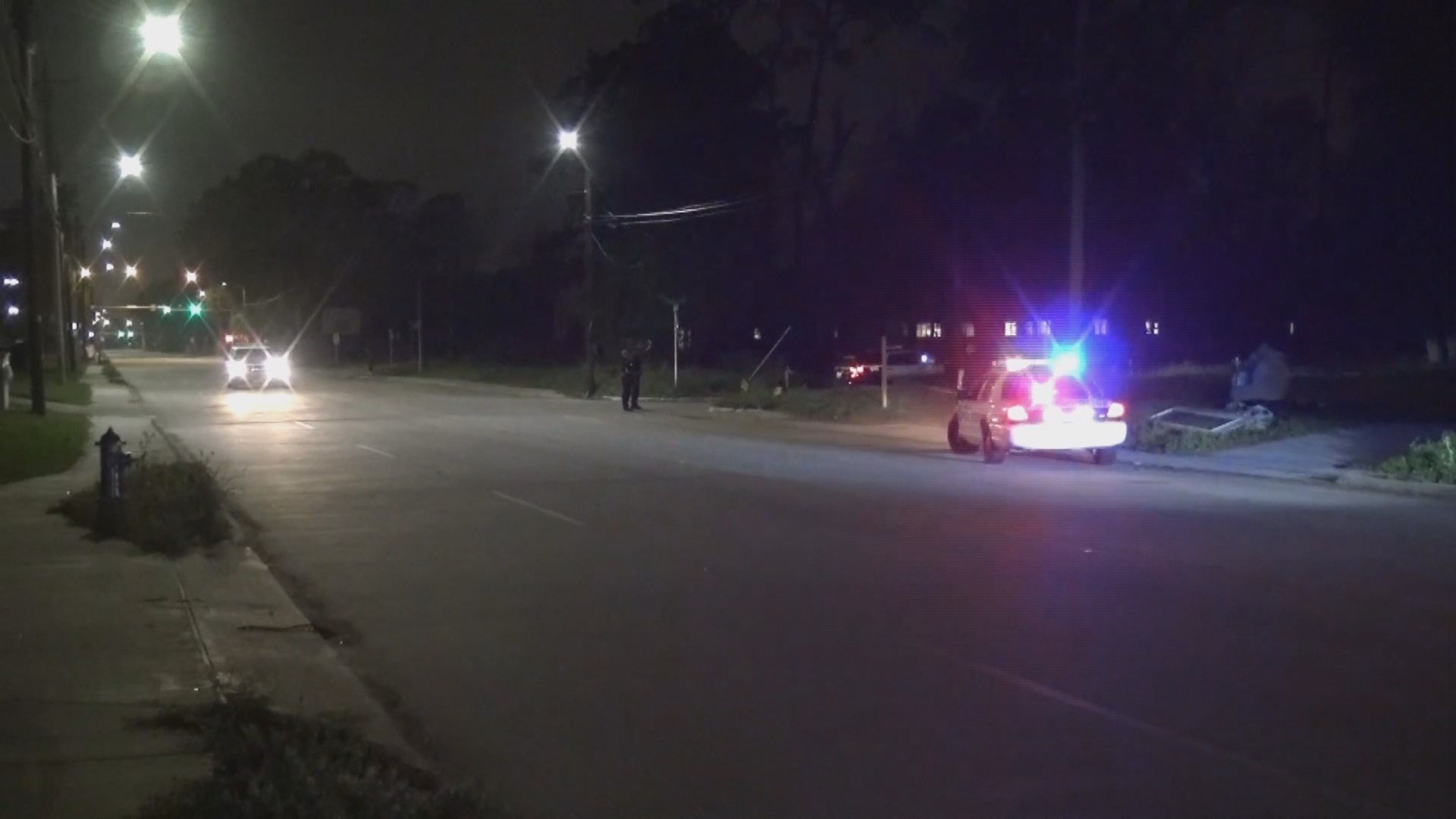 Armed driver wrestles with HPD officer after crash | khou.com