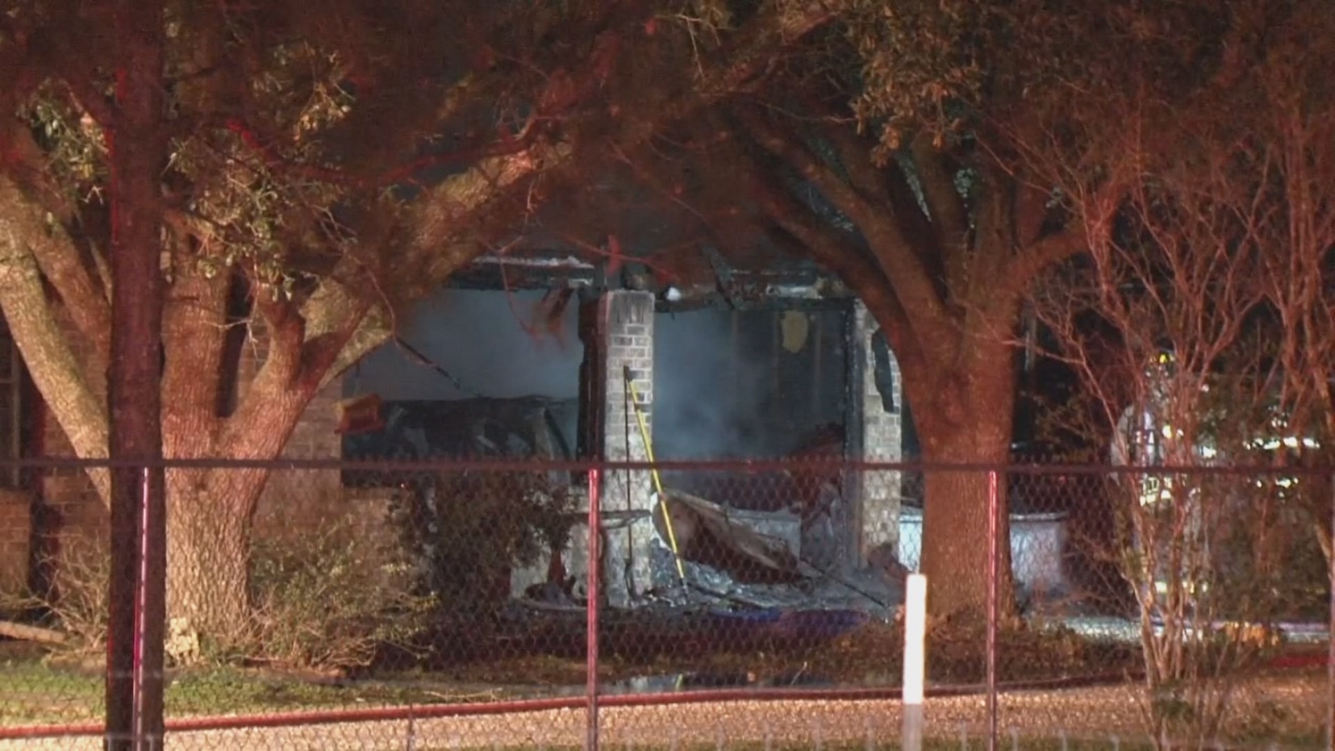 Firefighter injured while batting Manvel house fire