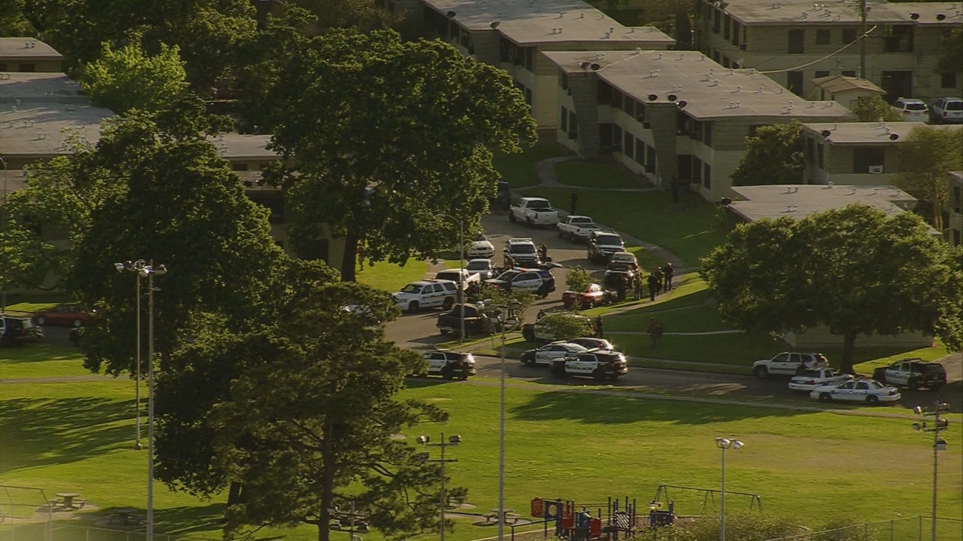 SWAT scene at SE Houston complex ends with suspect in custody | khou.com