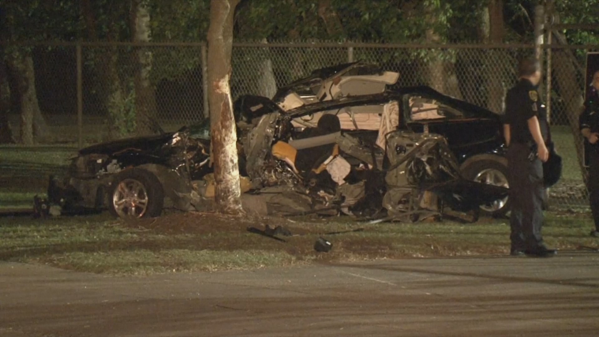 Houston crash: 1 dead, 1 injured after car crashes into tree on S. Dairy  Ashford