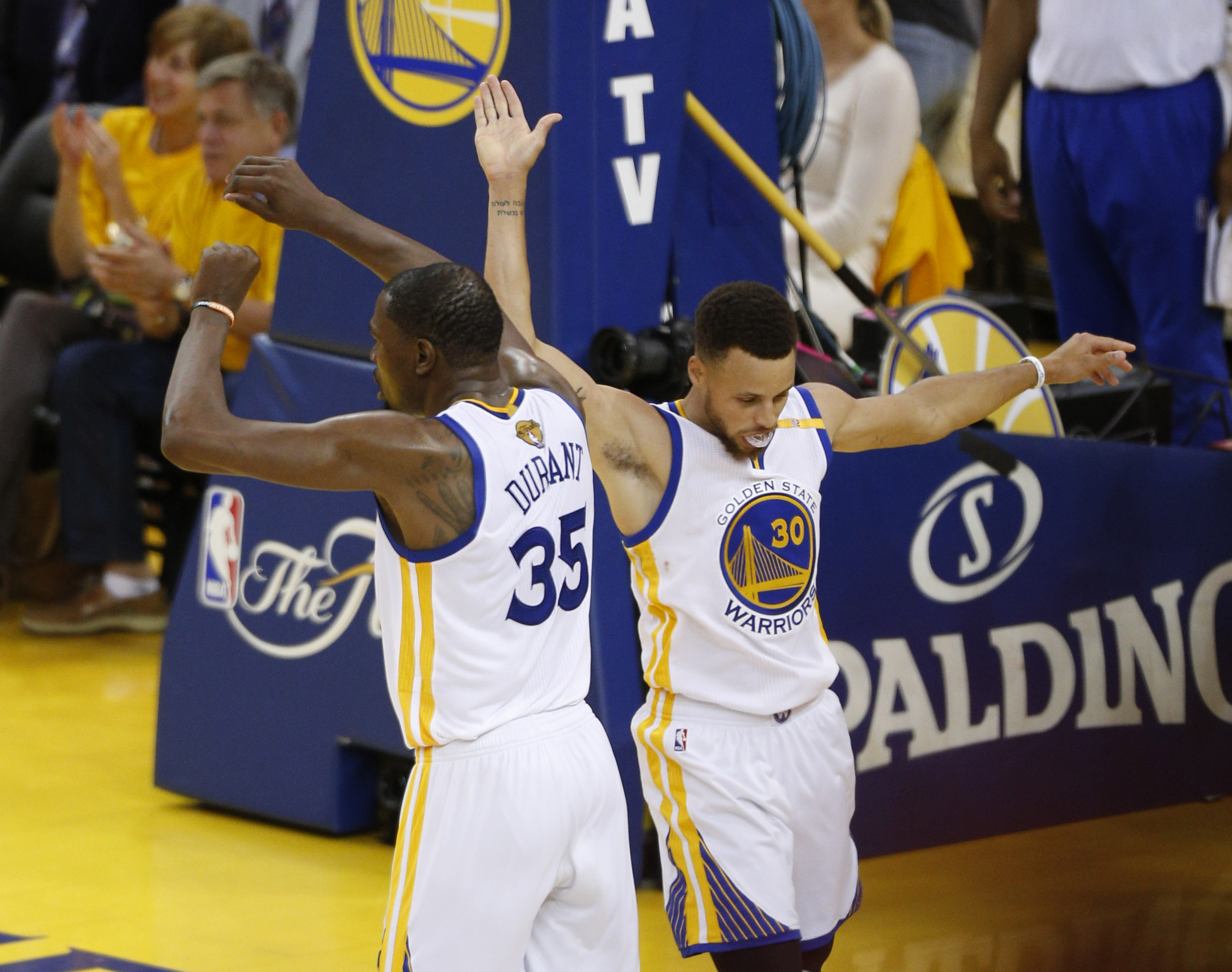 Curry Durant lead Warriors to 2 0 lead with 132 113 rout khou