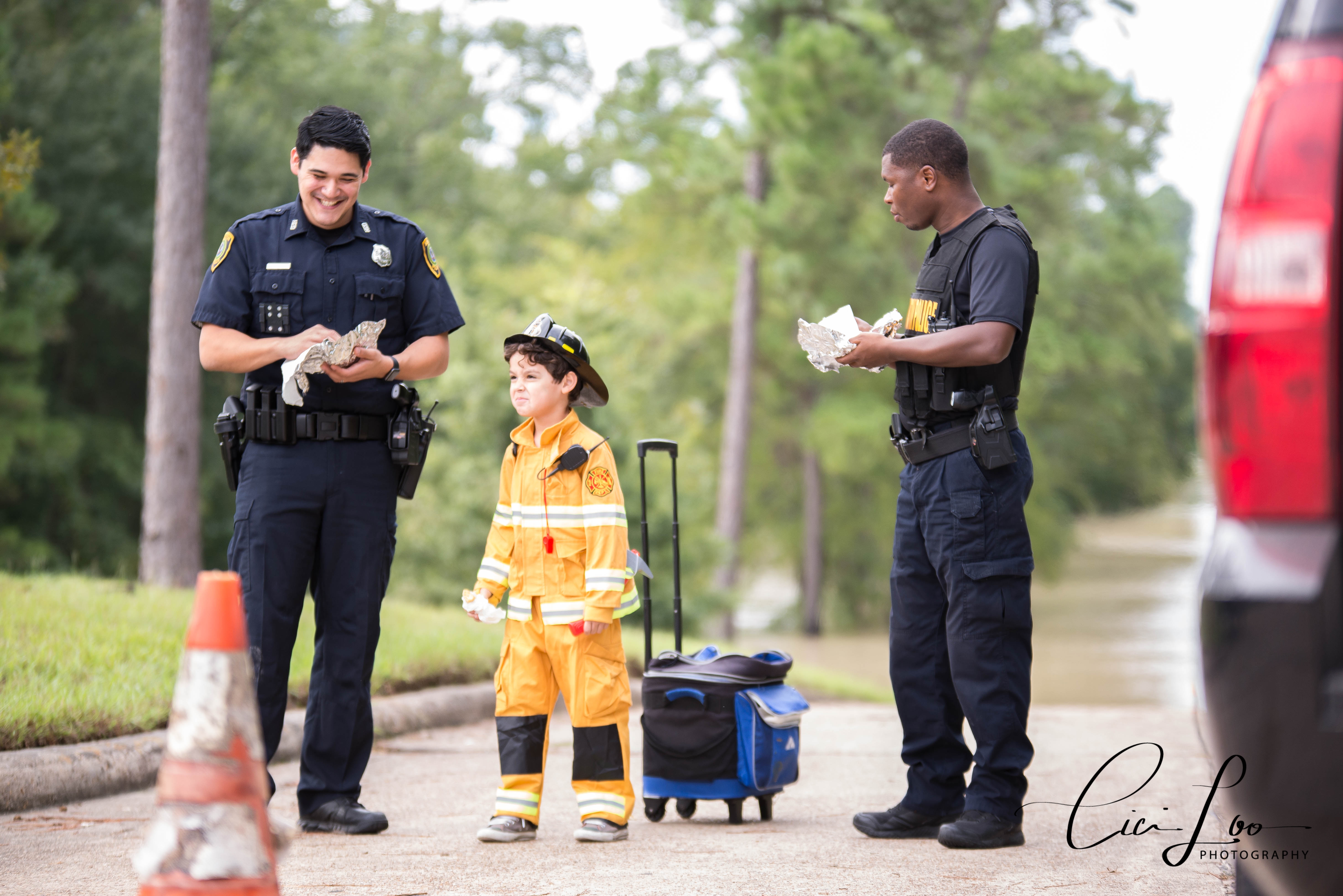 The story behind this heartwarming Hurricane Harvey photo | kvue.com