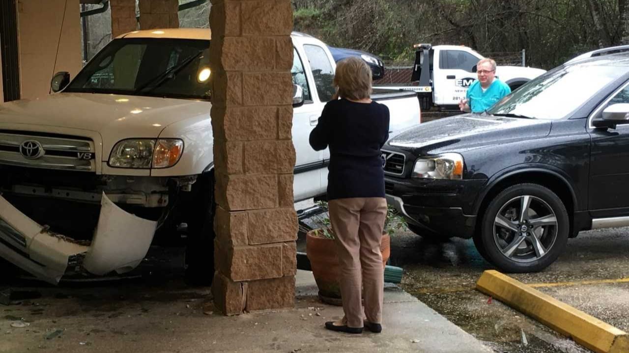 Truck crashes into Kingwood vet clinic, stops just feet from