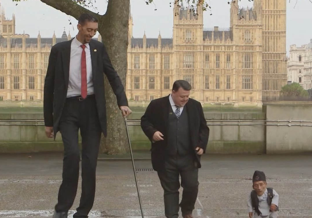 World's tallest and shortest men meet in London | khou.com