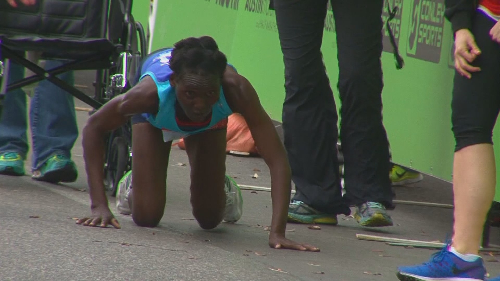 Runner who crawled to Austin Marathon finish reunites with medical team ...