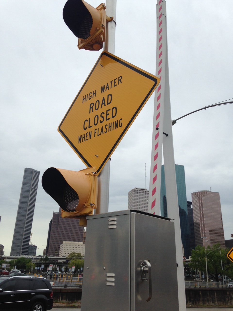 New flood gates will warn drivers of high water | khou.com