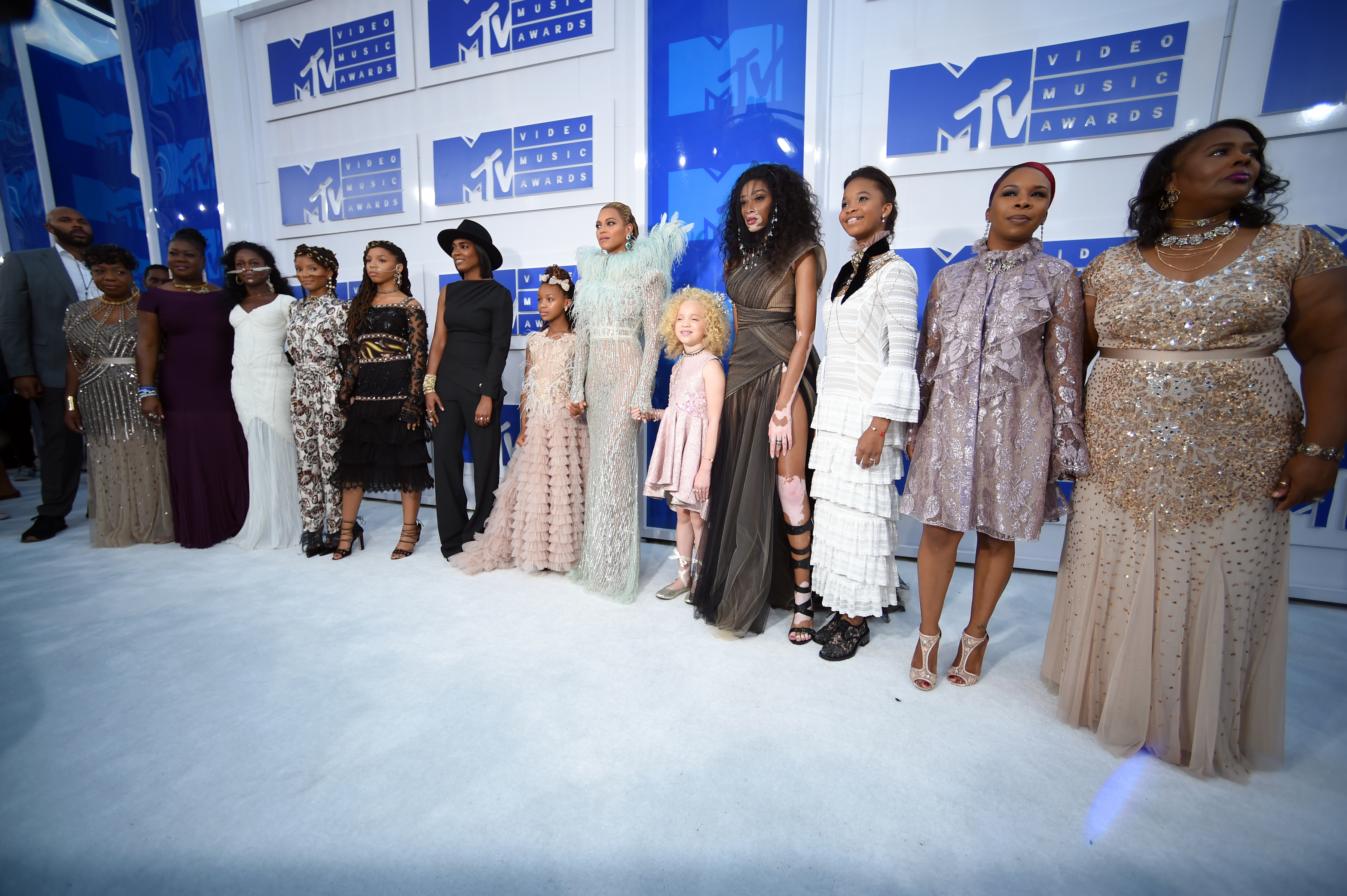 Beyonce brings police shooting victims' mothers to MTV VMA's | king5.com
