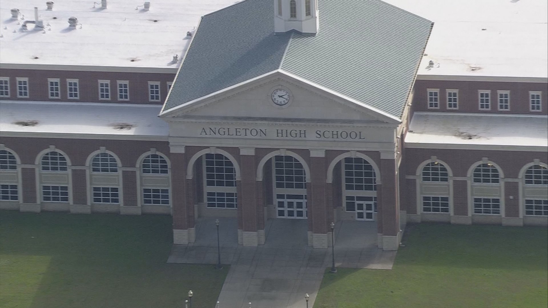 Students allegedly exchanged loaded gun at Angleton HS | khou.com