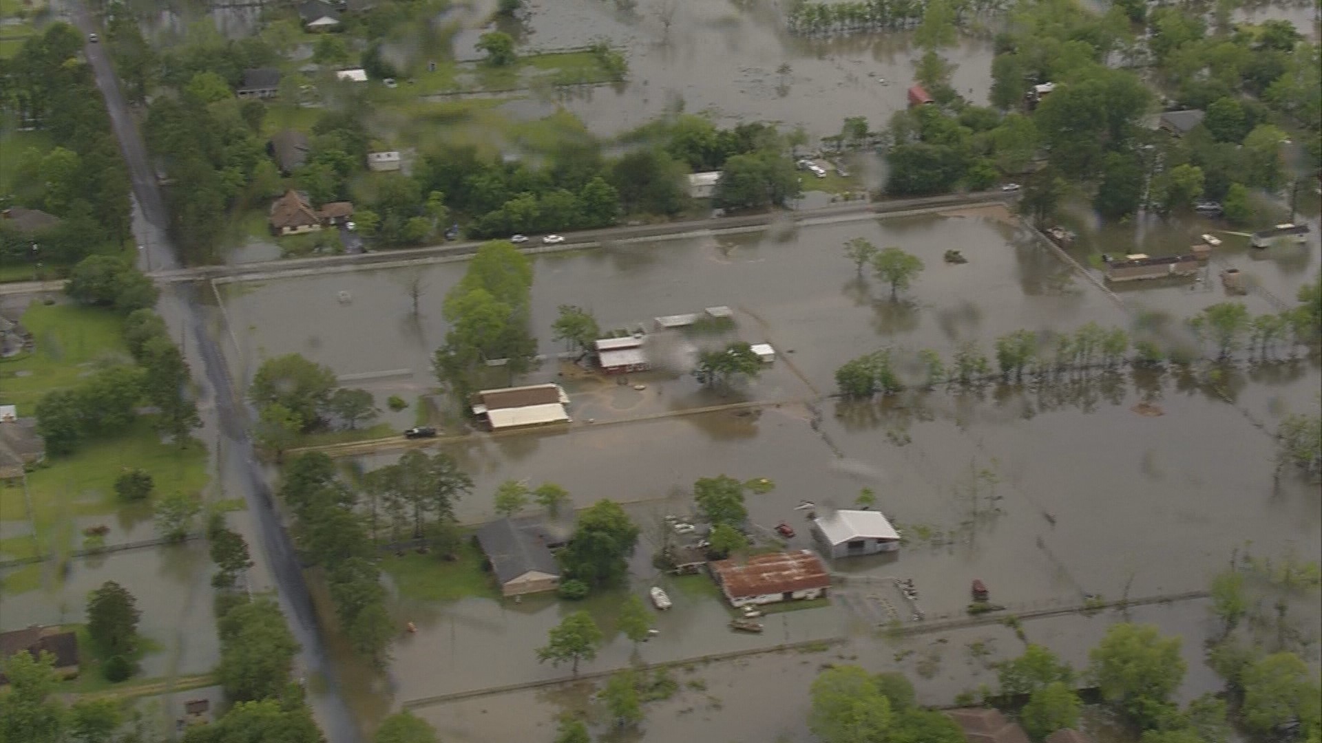 Santa Fe residents clean up after flooding | khou.com