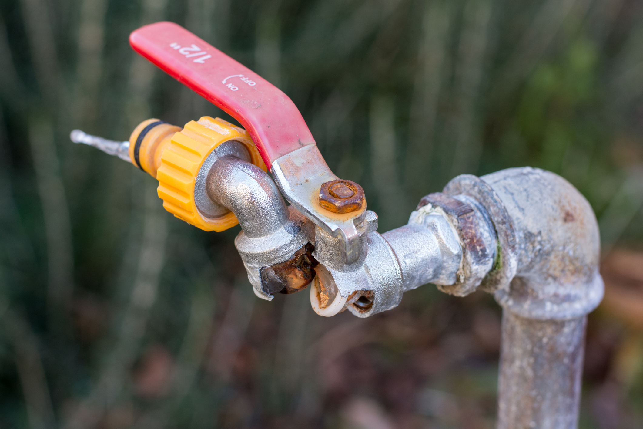 Plumbers rush to fix broken pipes after freeze | khou.com